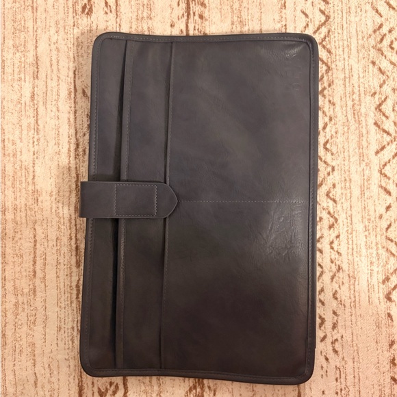 Béis The Convertible Weekender 
in Navy - Picture 16 of 16